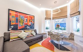 Casa Italia Near Kings Road In Chelsea With Wifi & Washing Machine
